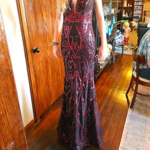 NWT Noxanabel zip back mermaid hem sequins formal evening dress